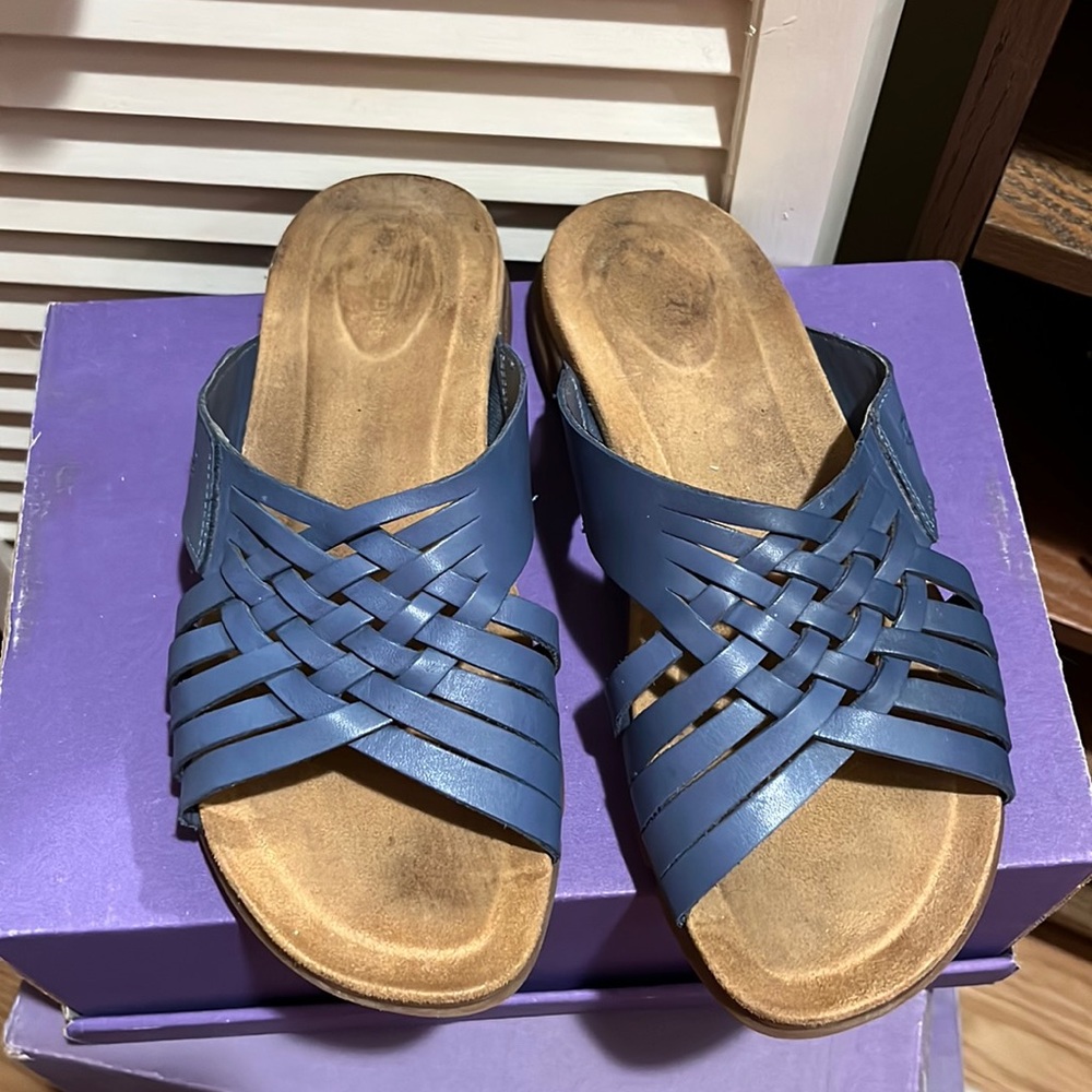 Easy spirit blue slide on sandals